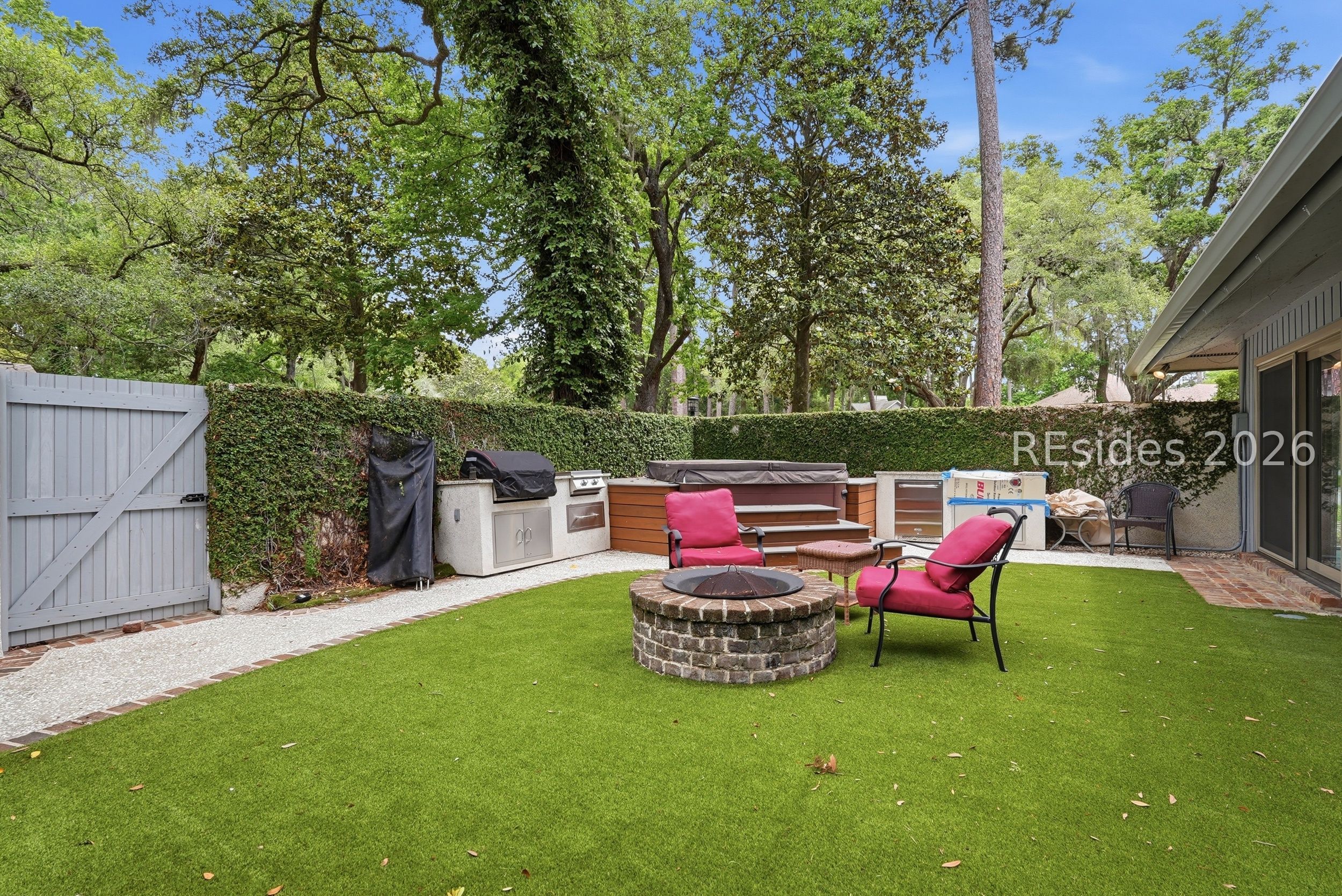20 Spanish Moss Road