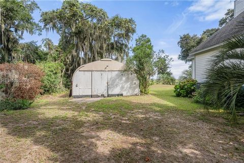 A home in Saint Helena Island