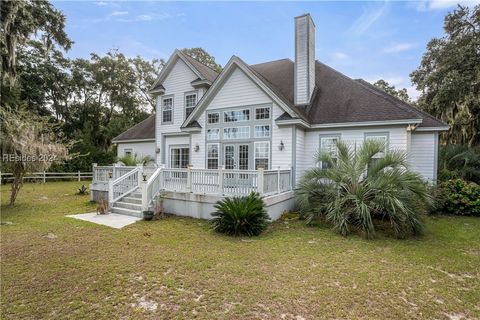 A home in Saint Helena Island