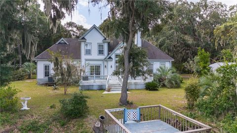 A home in Saint Helena Island