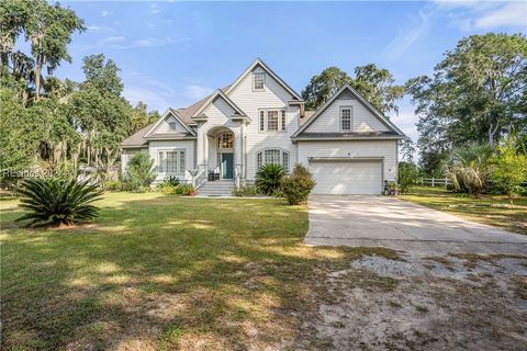 A home in Saint Helena Island