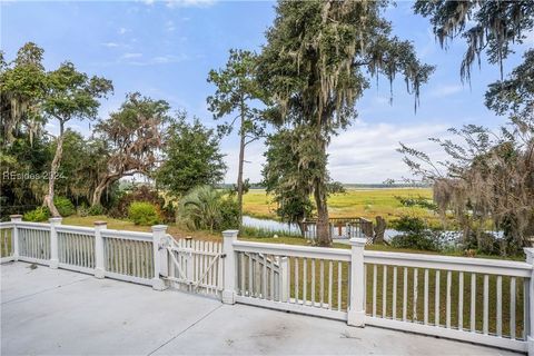 A home in Saint Helena Island