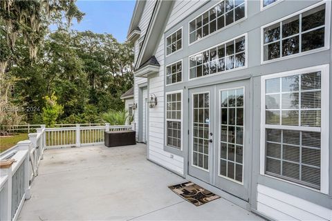 A home in Saint Helena Island