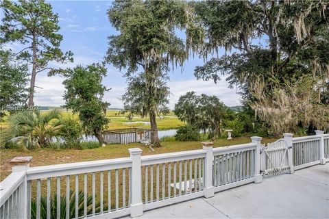 A home in Saint Helena Island