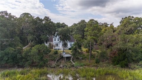 A home in Saint Helena Island