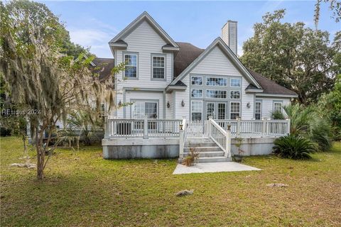 A home in Saint Helena Island