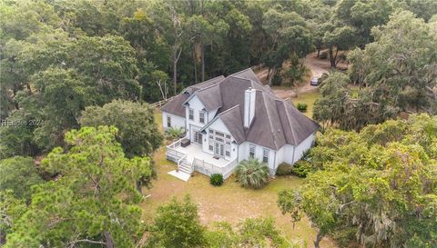 A home in Saint Helena Island