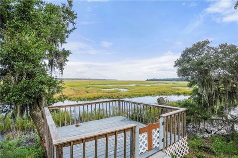 A home in Saint Helena Island