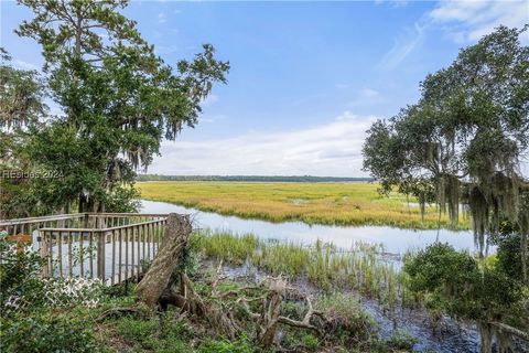 A home in Saint Helena Island