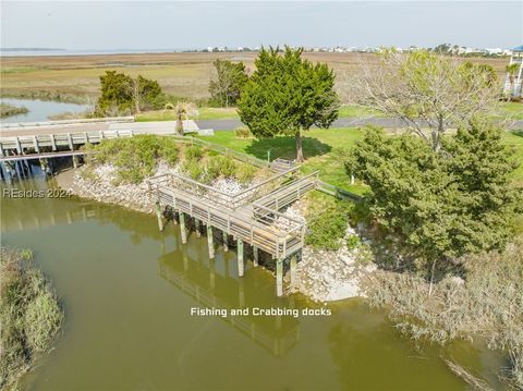 A home in Saint Helena Island