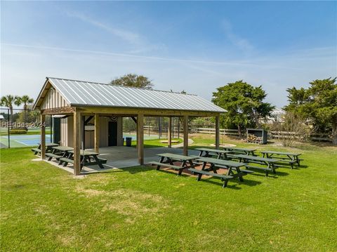 A home in Saint Helena Island