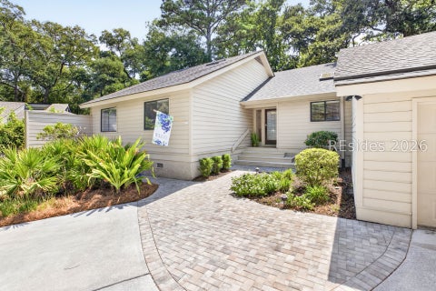 Homes For Sale - 19 Dewberry Lane<br/> Hilton Head Island, SC 29928