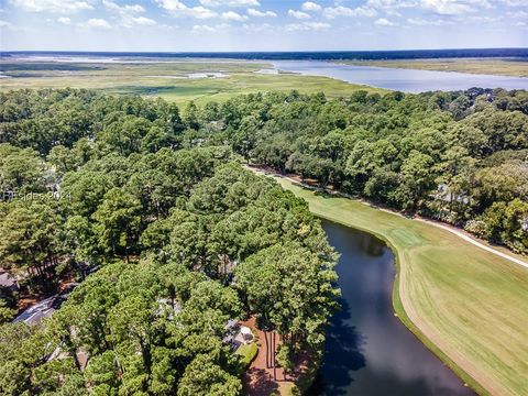 A home in Saint Helena Island