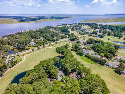 A home in Saint Helena Island