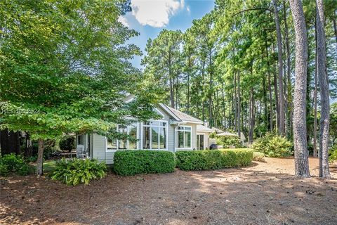 A home in Saint Helena Island