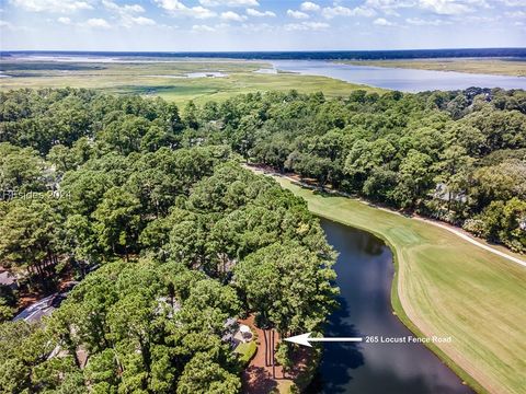 A home in Saint Helena Island