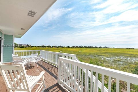 A home in Saint Helena Island