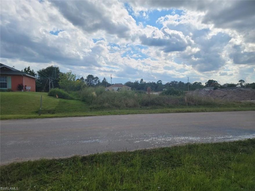 GREAT LOCATION!! Clean residential lot Located just blocks off the newly expanded HWY 82 you will have easy access to Fort Myers. Don’t miss this opportunity to build your dream home! send your offer now!!