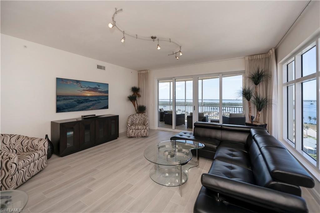 6061 Silver King BLVD 906