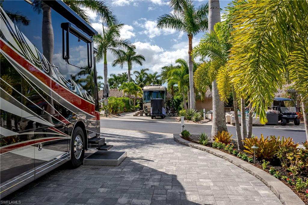 NAPLES MOTORCOACH RESORT - Land