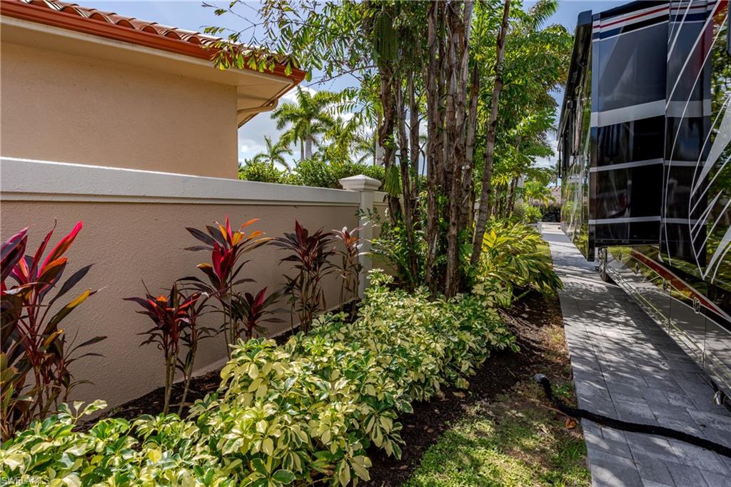 NAPLES MOTORCOACH RESORT - Land