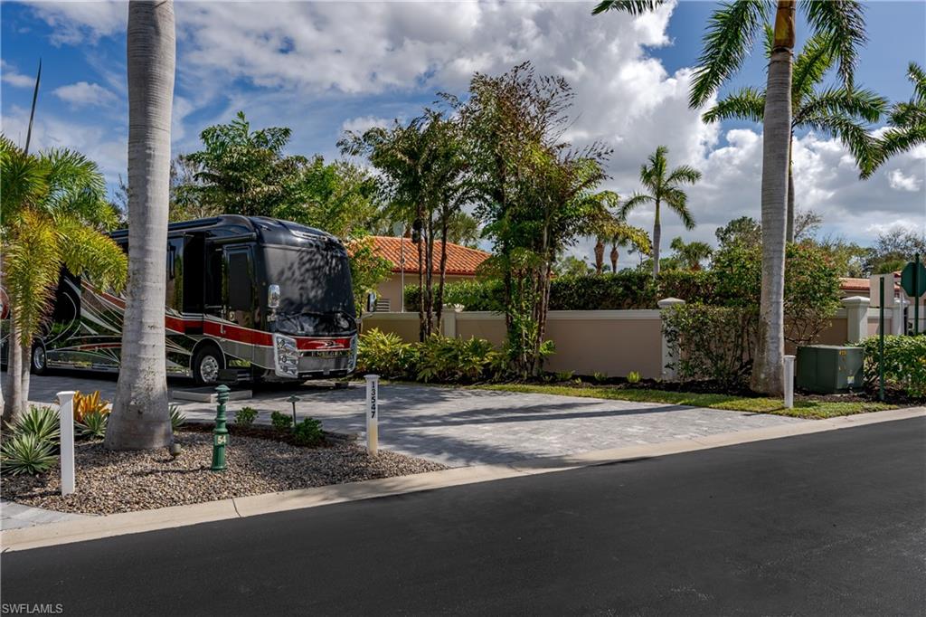 NAPLES MOTORCOACH RESORT - Land