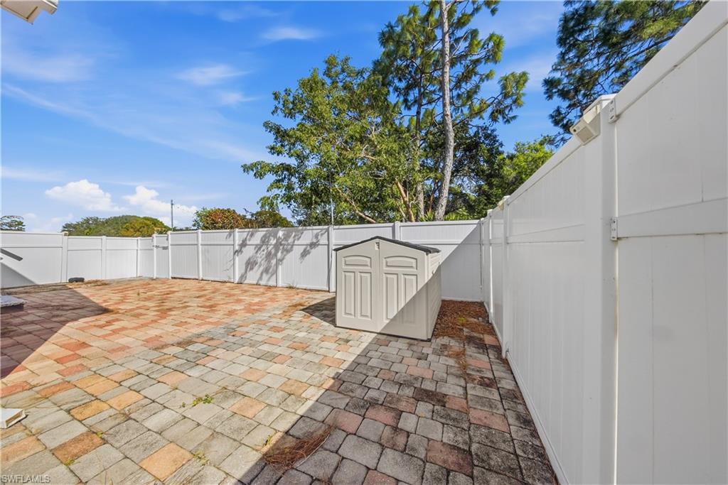 LEAWOOD LAKES - Residential Lease