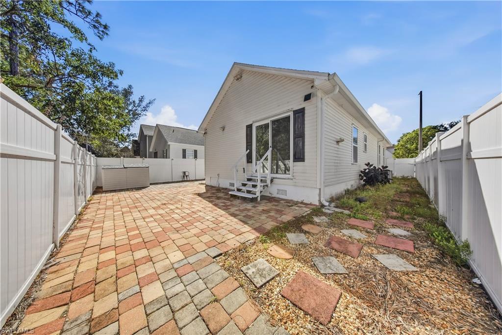 LEAWOOD LAKES - Residential Lease