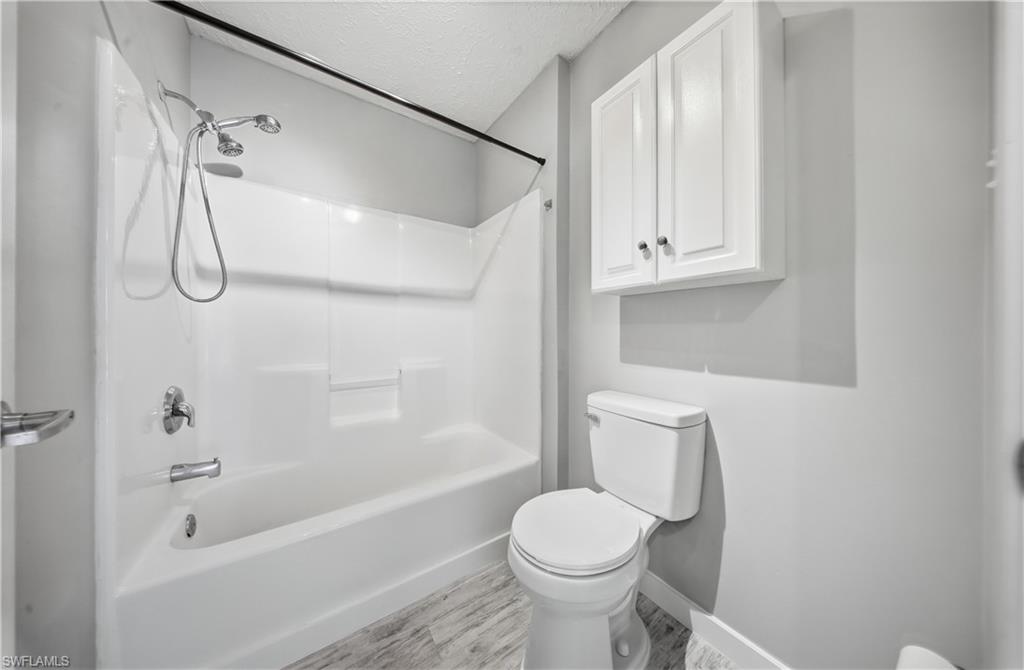 LEAWOOD LAKES - Residential Lease