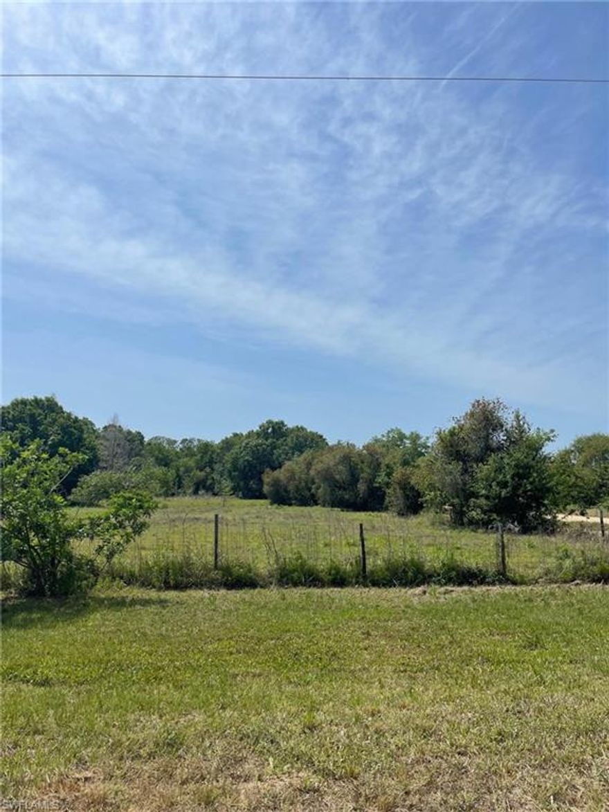 Ready to build your dream home?  This 1.25 acre lot is close proximity to grocery stores and shopping. Conveniently located close to I-75 and 31.