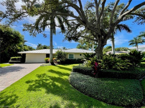 Photo of 330 Putter Point DR, NAPLES, FL 34103 (MLS # 226023334)
