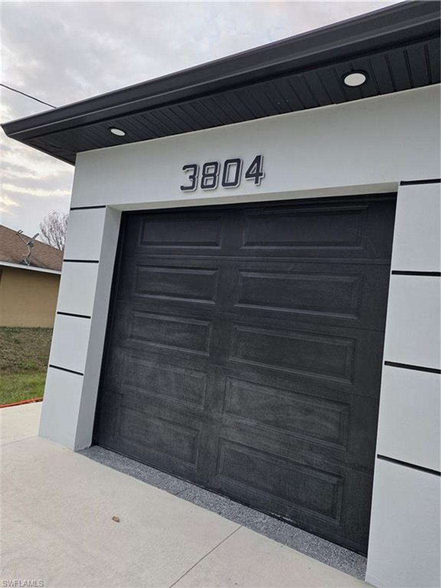 This house is small but full of details and beautifully decorated, located in the heart of Lehigh, on 8th Street, close to shops, banks, and all the shopping centers