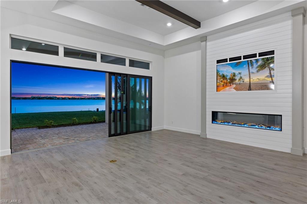 ESPLANADE LAKE CLUB - Residential