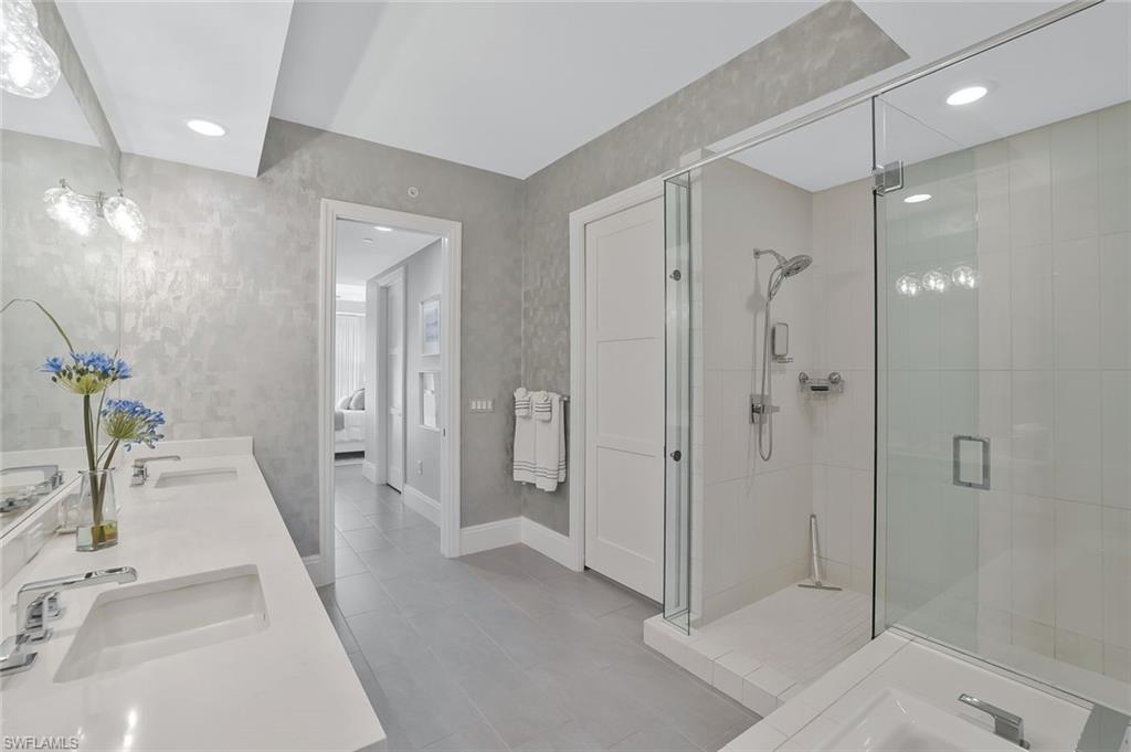 NAPLES SQUARE - Residential