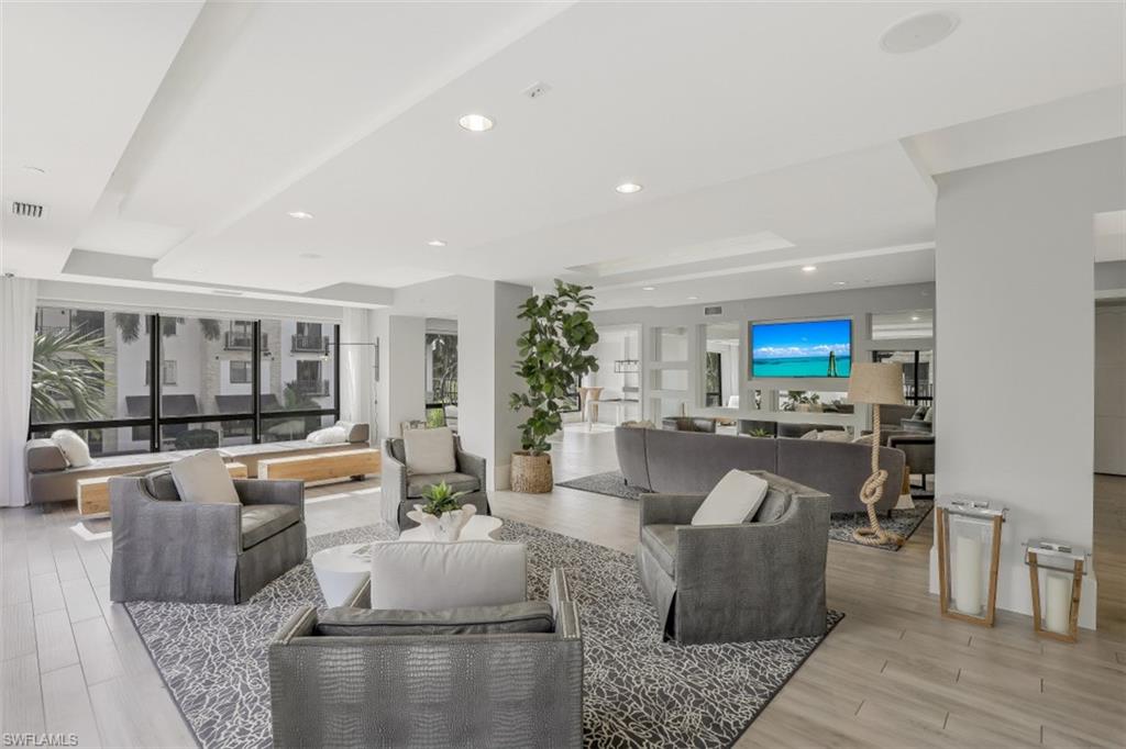 NAPLES SQUARE - Residential