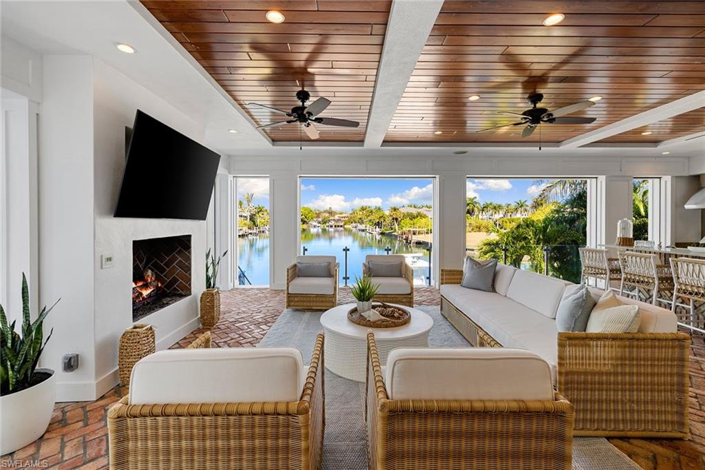 AQUALANE SHORES - Residential