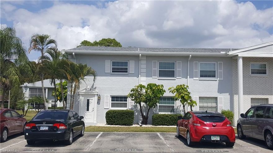 Beautiful 2 bed/ 2 bath in Foxmoor. Peaceful setting from your back porch. Wood floors and tile through out. Ground floor corner unit. Large pantry and lots of closets. 
Brand new A/C unit.