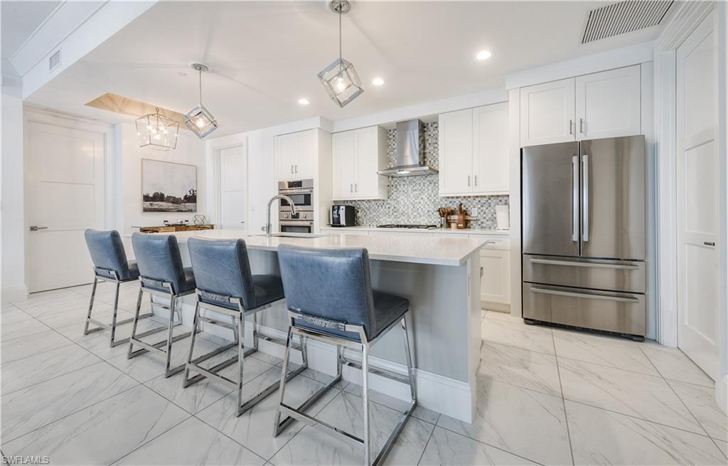 NAPLES SQUARE - Residential