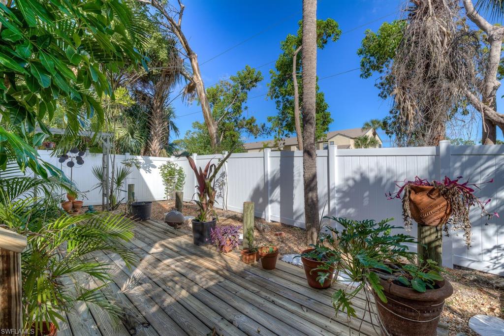 ISLAND PARK WOODS - Residential