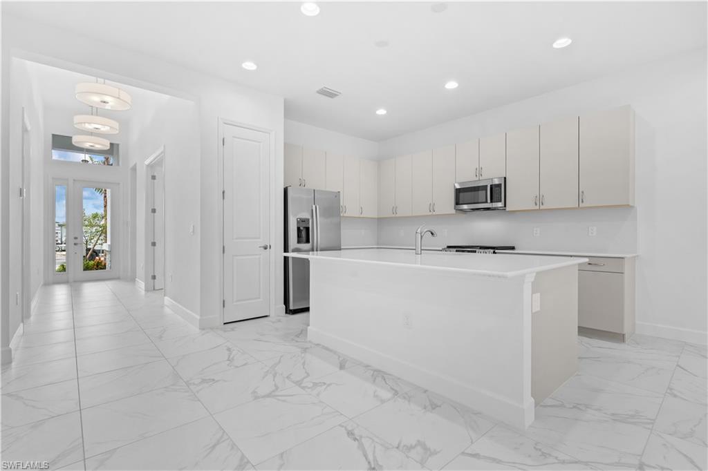 2589 Kingfisher DR
