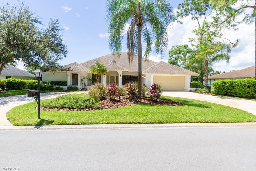 This 3+den, 3 bath pool home on the lake, has been lovingly maintained by one owner.  The house received numerous updates over the summer and it's now ready for its new owner.    Don't wait... Schedule your appointment today!