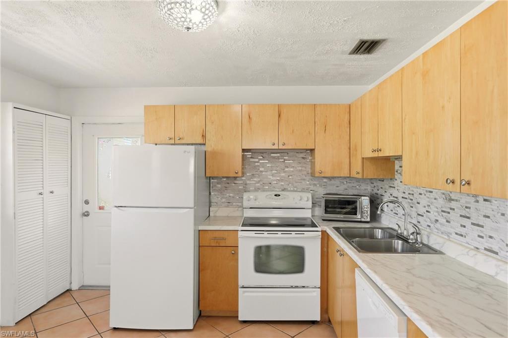 IMPERIAL SHORES - Residential Lease