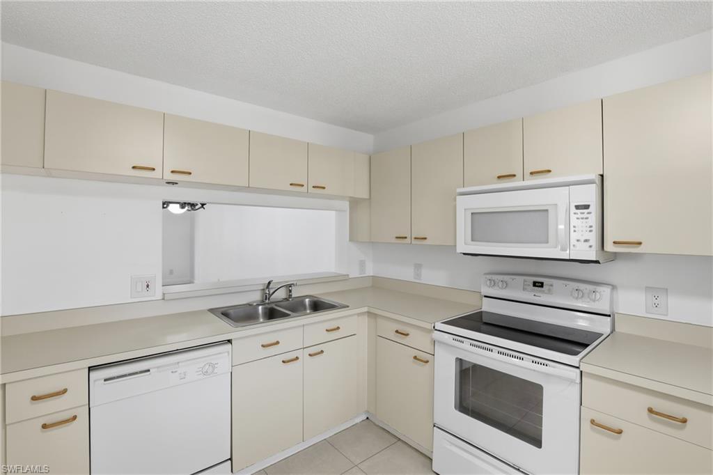 VILLAGES AT EMERALD LAKES - Residential Lease