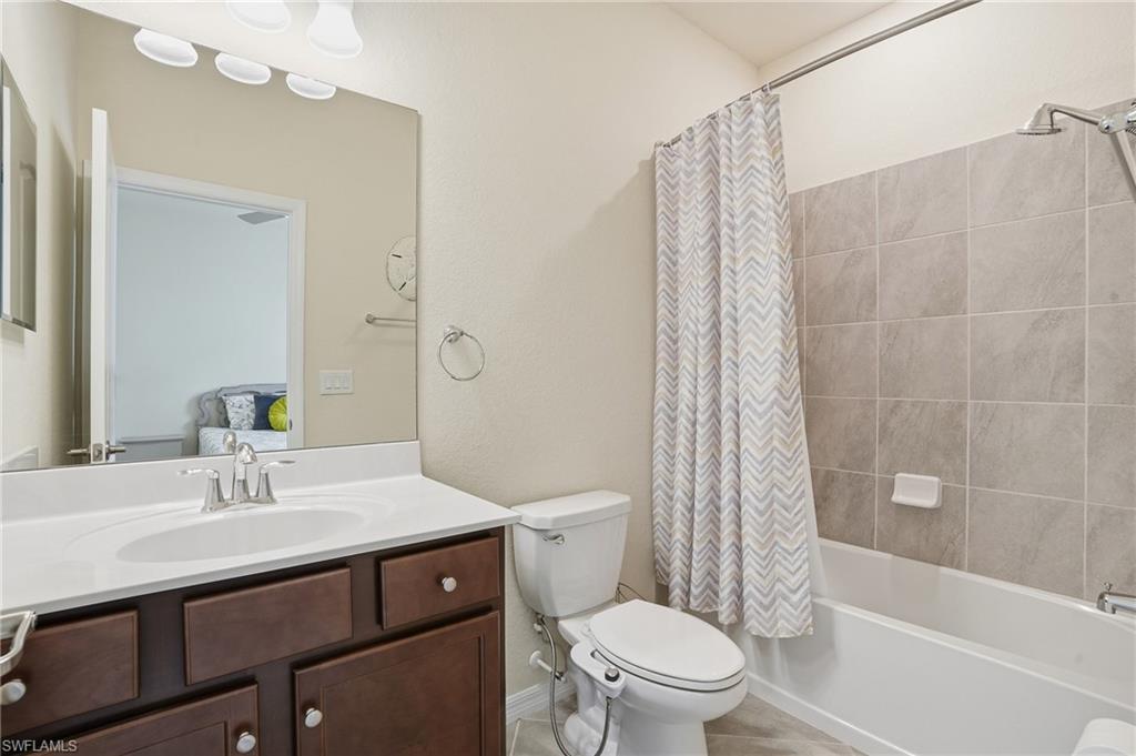 HAMPTON LAKES - Residential