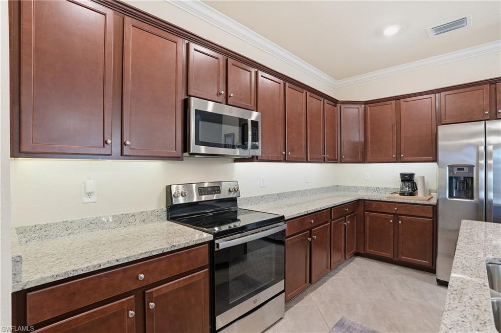 HAMPTON LAKES - Residential