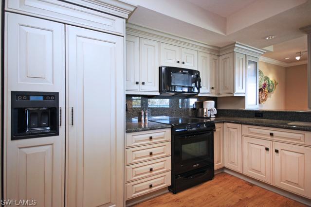 LAND'S END - Residential