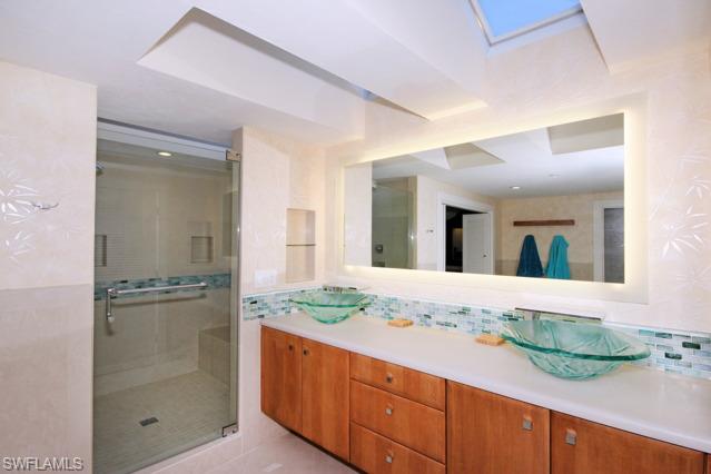 LAND'S END - Residential