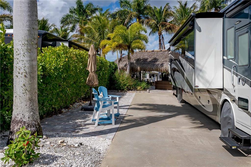 NAPLES MOTORCOACH RESORT - Land