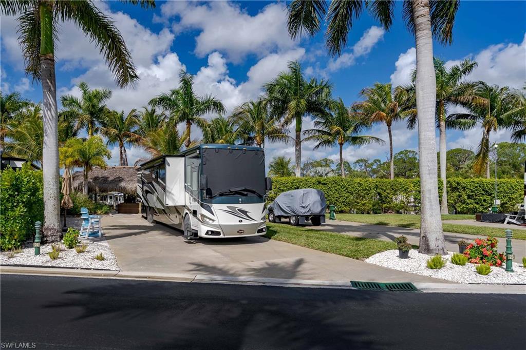 NAPLES MOTORCOACH RESORT - Land