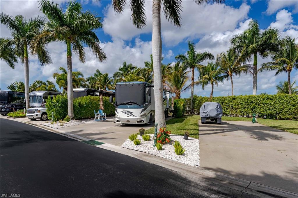 NAPLES MOTORCOACH RESORT - Land